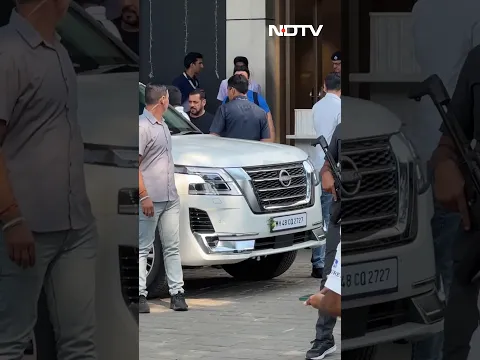 Salman Khan Pictured At The Airport