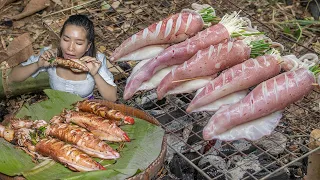 Roasted Yummy Big Squids With Fresh Vegetable Eating Delicious With Spicy Sauce