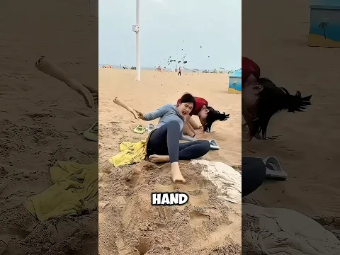 A scary prank on the beach😂