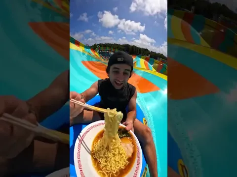ramen en un tobogan de agua