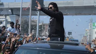 Allu Arjun  Crazy Entry | Allu Arjun Mass entr in Hyderabad Sandhya Theatre