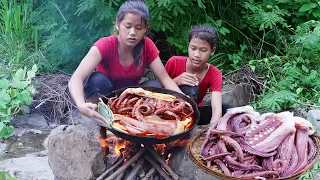 Survival cooking in the rainforest - Cooking octopus arm curry delicious for dinner