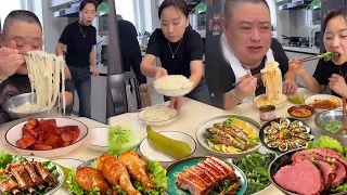 小氣老公吃獨食的毛病又犯了，我偷偷吃光紅燒肉，讓他只能吃綠色蔬菜【胖嫂美食】