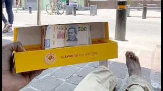 Millonario regala fajo de billetes a chica de limpieza para seguir con sus estudios😭