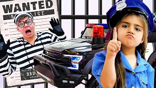 Mia giả làm cảnh sát và dạy các quy tắc an toàn cho Stacy | Nastya Artem Mia VNM