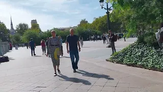 Cet été, à Paris, en face de la Mairie de Paris, le Livre de Sarah Knafo n'était pas le "Bienvenu" !