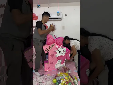 Cuando toca rellenar la piñata de la bebé 😍