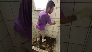 LIMPEI EAE!? Limpando Piso Abandonado |  #cleaning #limpeza #faxina #clean #oddlysatisfying
