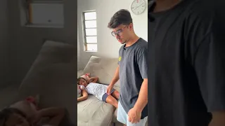 Empregada foi acusada de maltratar a criança e patrão descobre que sua ex mulher tinha culpa nisso