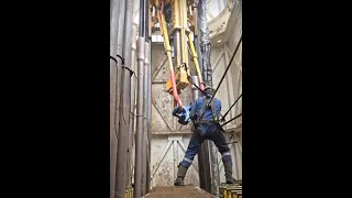 Derrickman pulling out Drilling Pipe |Live