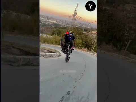 This biker is on one wheel because... (@bizuka_do_rl)