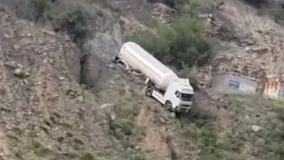 سائقين شاحنات لطف الله بهم في اخطر طرق اليمن