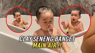 SEGERRR !! CLAY MANDI DI BATHUP SAMBIL DIPIJITIN !!