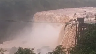 Impresionante crecida de las cataratas obliga a restringir el acceso de turistas