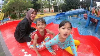 MAIN SELUNCURAN TINGGI DI KOLAM RENANG 🥵 - Liburan Keluarga | Ali vlog