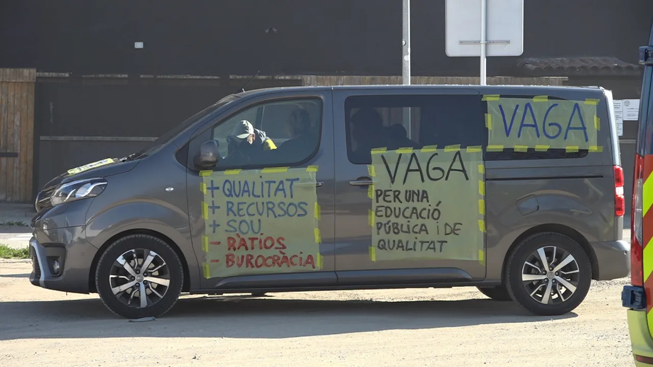 Els docents d’Osona es troben a Gurb per arribar fins a la seu dels Serveis Territorials de Manresa