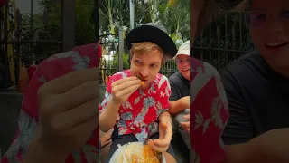 El Gringo Comiendo Bollo en la Bahía de Guayaquil... ¿Qué Sucederá Después? 😱🌊