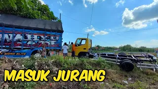 KELAKUAN IMAM DAN WAHYU, TRUCKNYA HAMPIR TERGULING