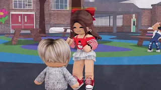 👉 Ayudé a Karen, pero ella me hizo esto 😕😨 | Nora Story ES Compilación Roblox