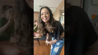 Mel Bertoja jogando a banana pra cima!