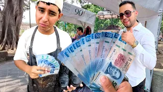 Limpiador de zapatos recibe recompensa millonaria gracias a su BONDAD 😭 Nos hizo llorar