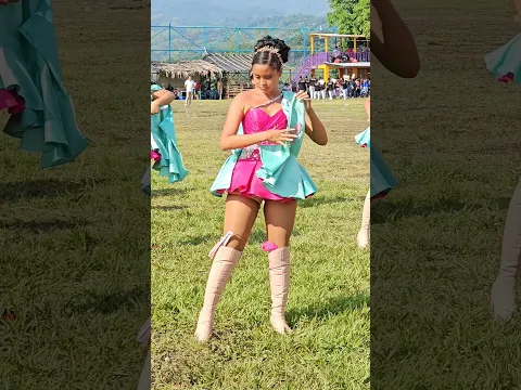lo traía escondido 😱  💚💛 ❤️ #desfile #baile #bastoneras