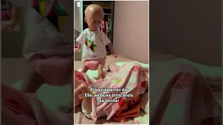 Eloá cuidando da Elis, brincando de dormir