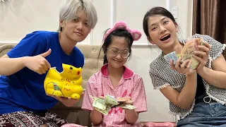 Trải nghiệm lần đầu đập heo đất 🐷 | Lê Bống và em gái 🤍