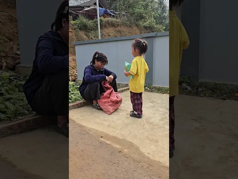 The little girl gave a small joy. #kindnessiscool #kindness #cute
