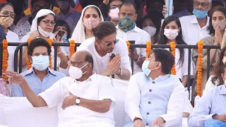 Shahrukh Khan arrives to see Lata Mangeshkar draped in Tricolour at Shivaji Park