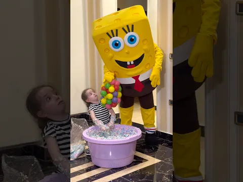لينو مع سبونج بوب لعب الكرات بالماء 😍