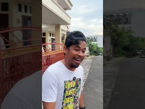 kalo mau main bola itu dilapangan