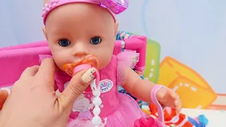 Elegimos un nuevo vestido para la muñeca | Juego de vestir