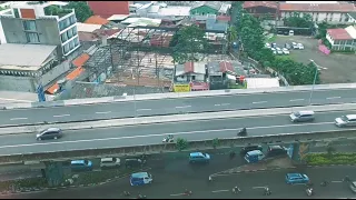 Melihat Jalan Raya dan mobil yang melintas dari atas gedung