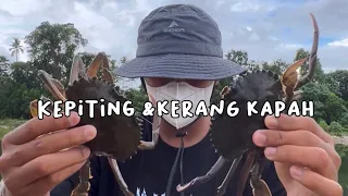 Menangkap kepiting dan mencari kerang kapah di laut