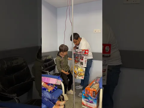 اليوم انطيته هديه الهذه الطفل