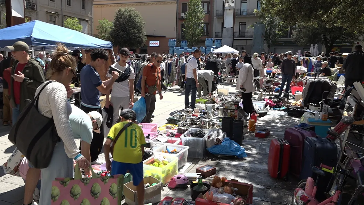 Més de 500 parades i molt de públic al 43è Mercat del Trasto de Torelló
