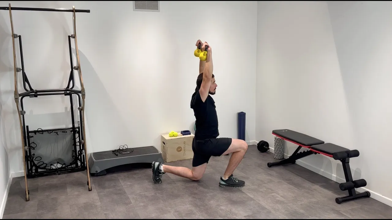 Image Overhead fente arrière avec kettlebell