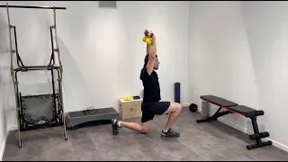 Image Fente arrière avec kettlebell en overhead
