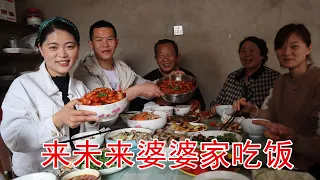 未来婆婆带小乔去买菜，专挑小乔爱吃的买，像自己闺女一样疼爱！