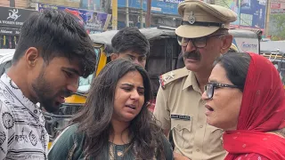 महिला ने बीच सड़क पर बच्चों को क्यों पीटा ? Helmet na pehnne pr maa ne bete ko kese sabak sikhaya?