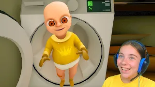 EL BEBÉ MALVADO en LA LAVADORA! Baby In Yellow