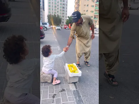 طفله رضيعه تبيع الفاكهة لتعالج اختها العاجزة😭😭!؟؟