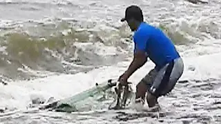 El Hombre tira su RED en el Embravecido MAR y mira la Sorpresa que se lleva