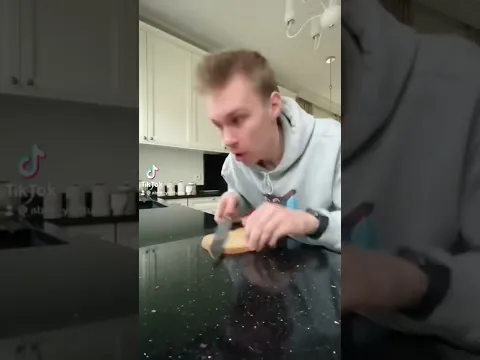 KIEDY MAMA USŁYSZY że KROISZ CHLEB BEZ DESKI 😂