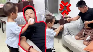 爸爸偷懒睡懒觉，儿子可不惯着他，给他整点冰块清醒清醒 ！#Cute baby#Cute#呆萌小米宝#聪明宝宝#萌娃
