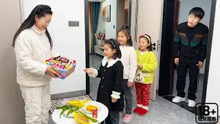 大家一起吃糖果了，姐姐妹妹们排着队进来领取，结果爸爸没进来【久久好物】