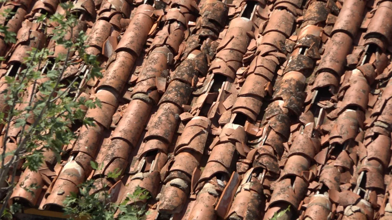 La pedregada de Sant Pere de Torelló ha danyat les teulades de més d’un miler d’habitatges