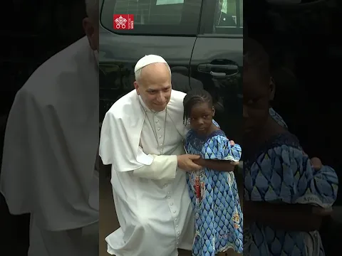 Pope Leo receives an unexpected greeting from a Cameroonian girl in Bamenda