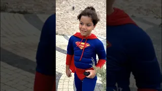 هذا الفقير تحول لسوبرمان و انقذ الطفلة و اعادها لوالدها 😢 The poor man turned into Superman and ret